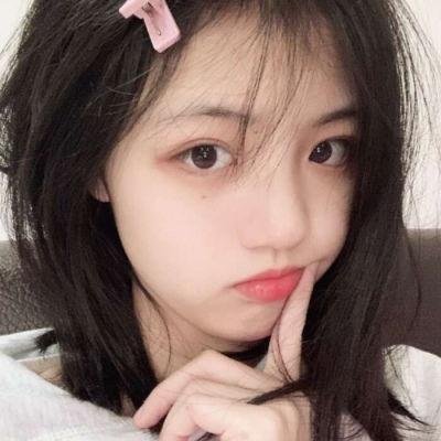 高墙、黑色与帅小伙